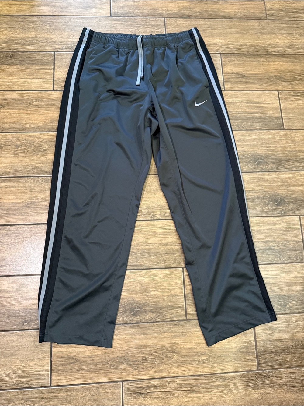 Vintage Nike Basketball Mens Medium Mini Swoosh
Wide Leg Pants Gray